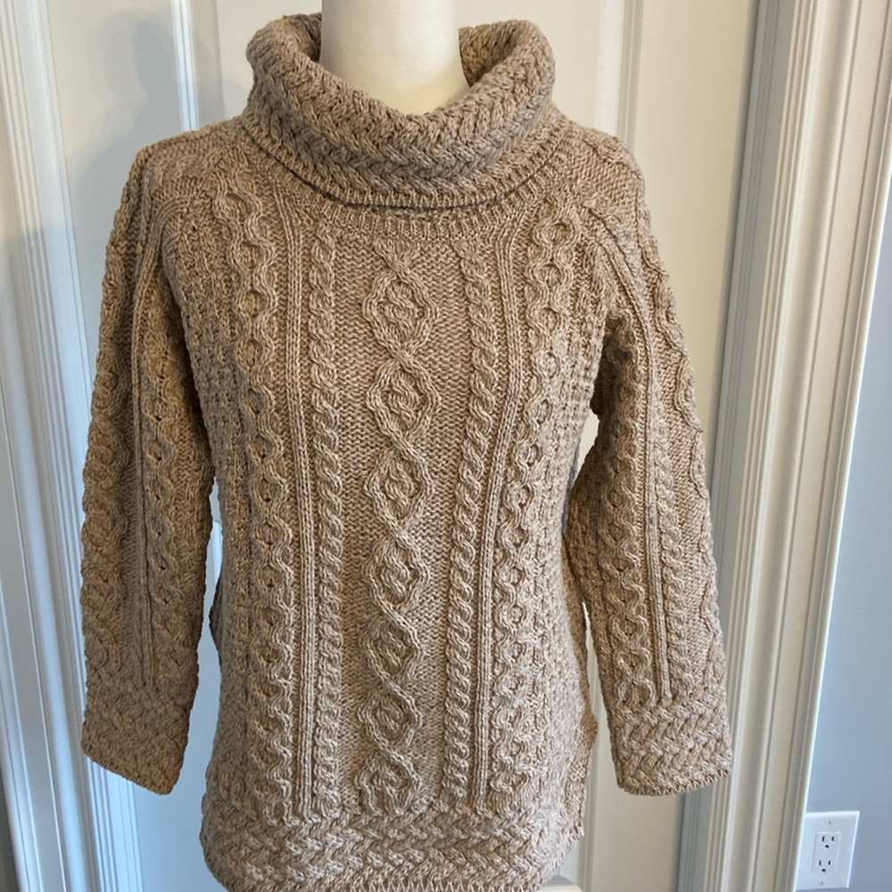 NWOT. Gorgeous Aran Woolen Mills 💯% Merino Wool Roll Neck Sweater. Size Small.